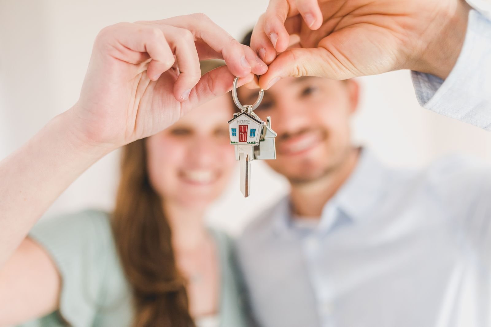 Couple recevant les clés de sa nouvelle maison