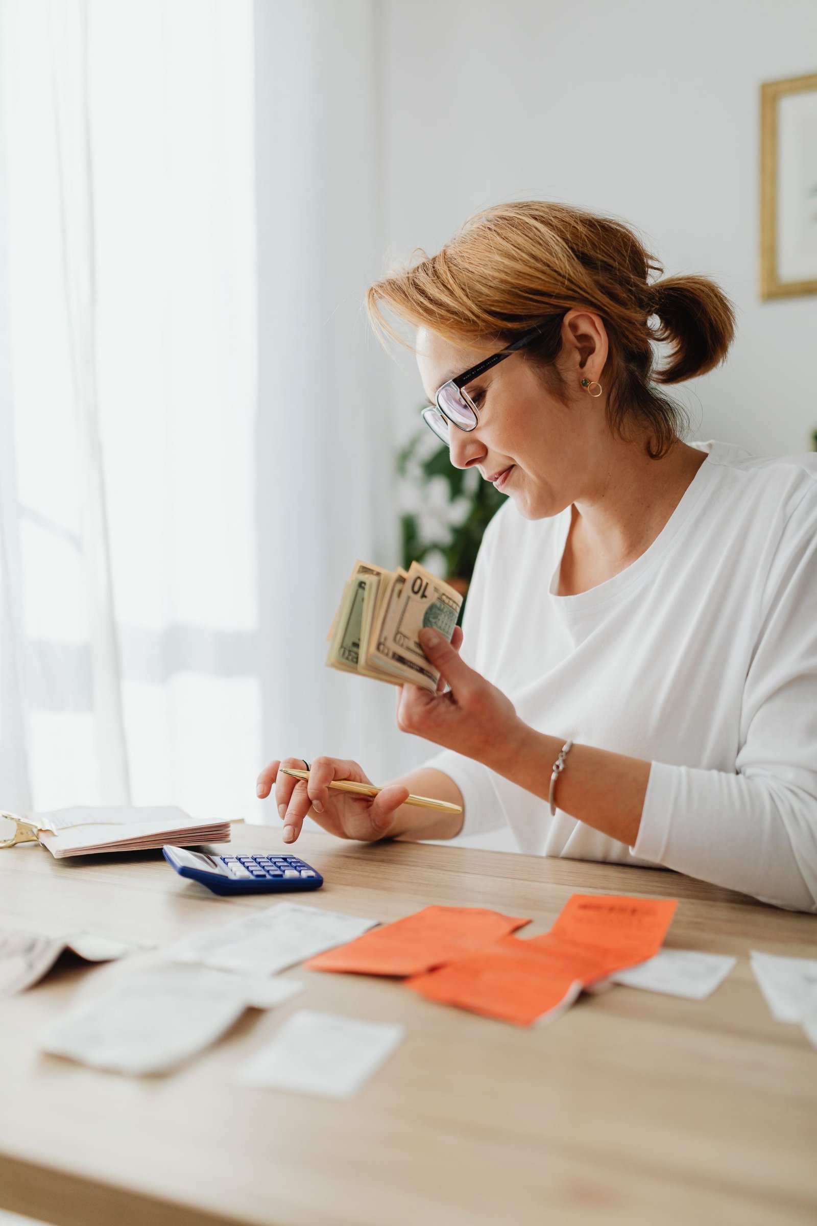 Cliente satisfaite gérant son budget en ligne
